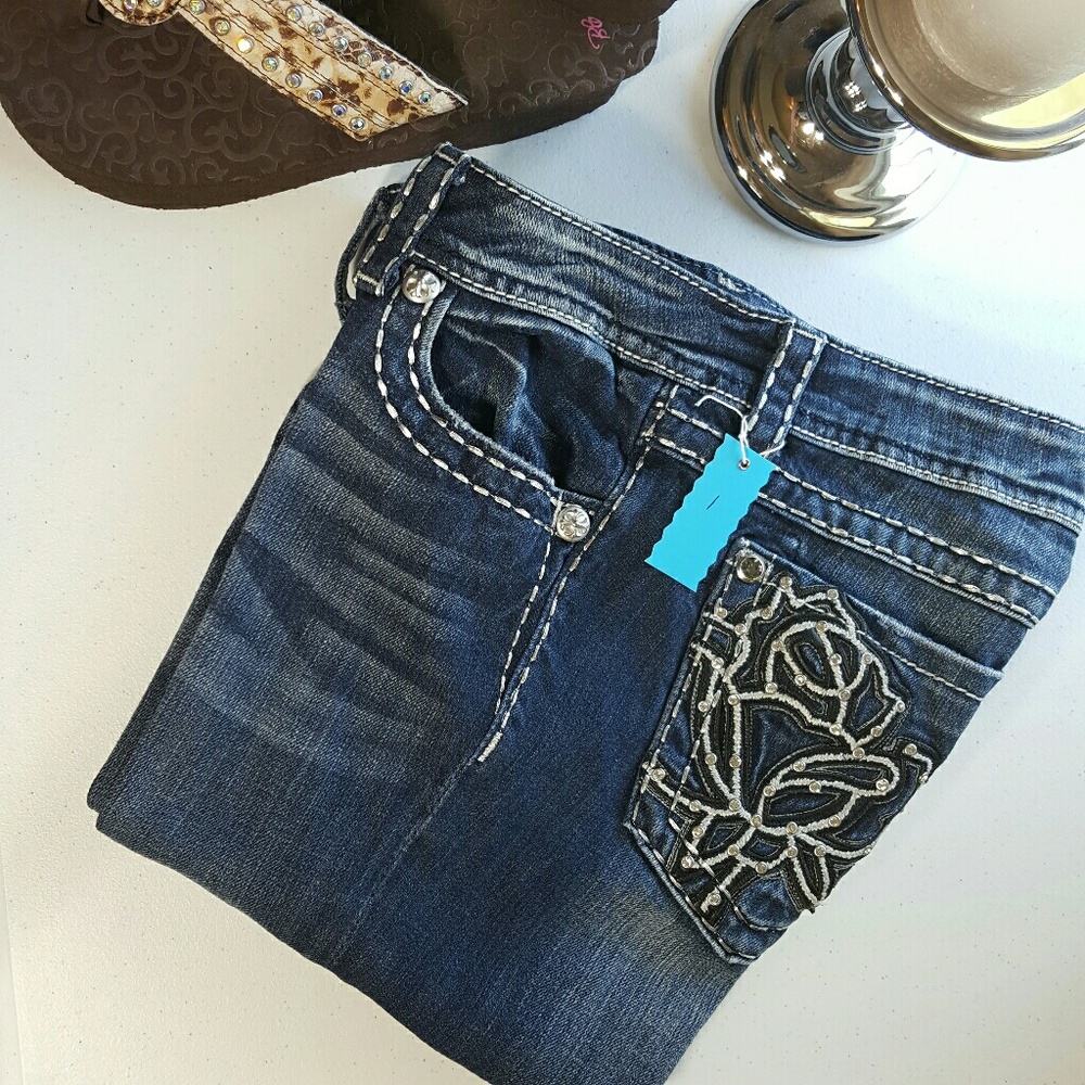 🌹MISS ME CAPRI JEANS W/ROSE ON BACK POCKETS