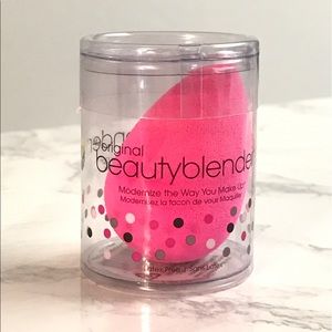 Beauty Blender in pink.