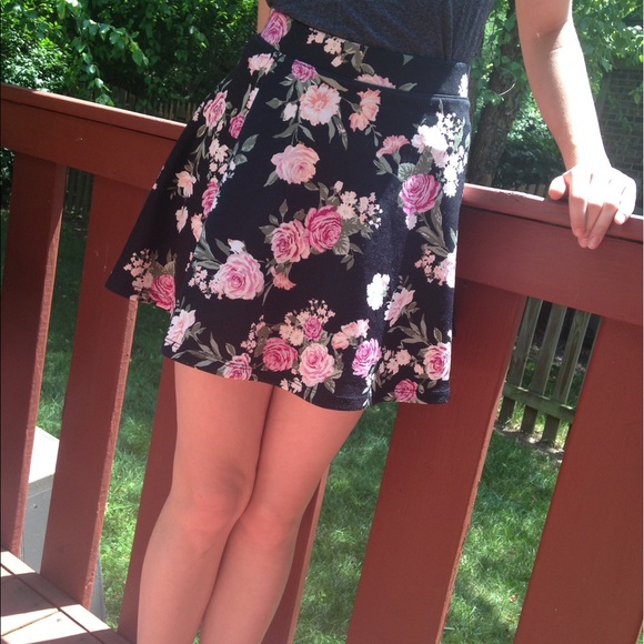 Forever 21 Dresses & Skirts - Black floral mini skirt juniors XS