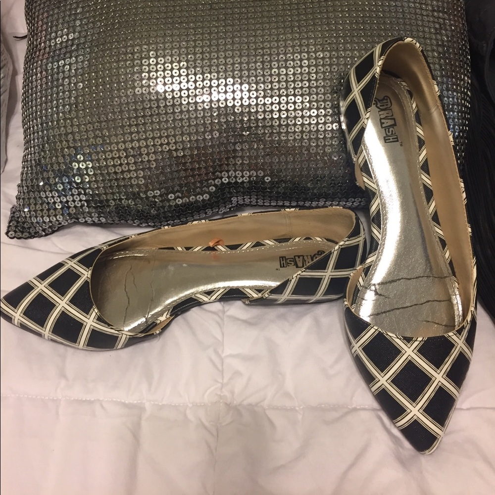 Like New black and white flats