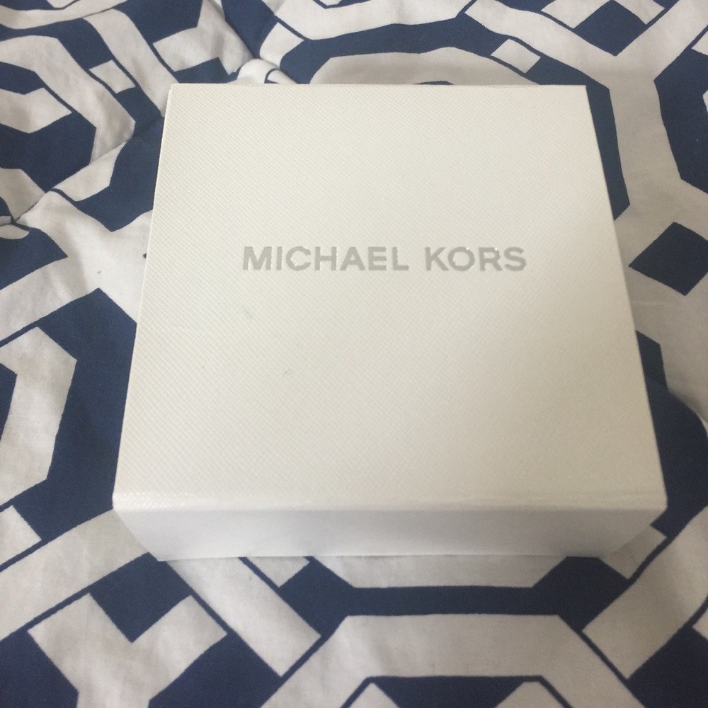 Michael Kors small box with magnetic closure