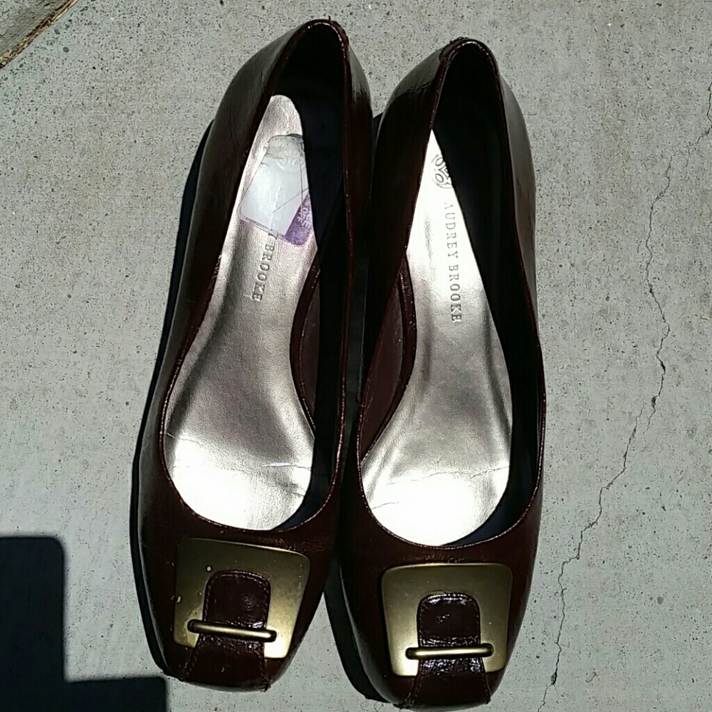 Women's Shoes Burgundy w/gold details Size 9m