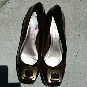 Women's Shoes Burgundy w/gold details Size 9m