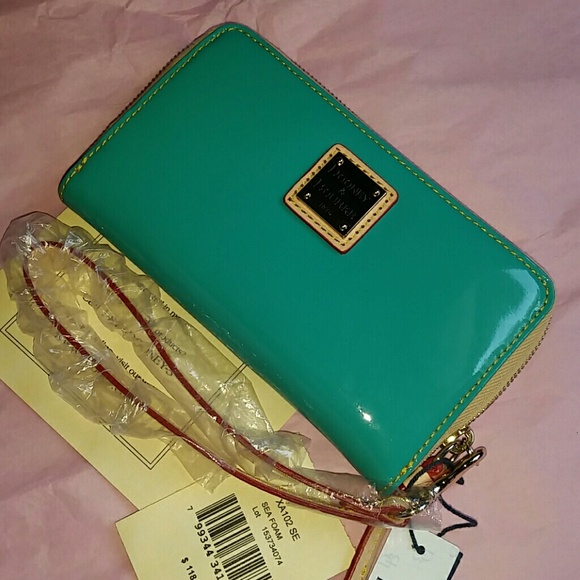 Dooney & Bourke Handbags - DOONEY & BOURKE wristlet