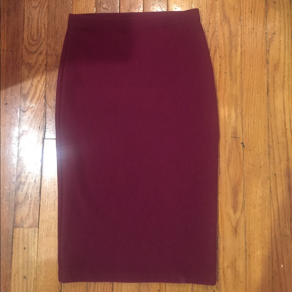 Ribbed burgundy knee length fitted skirt