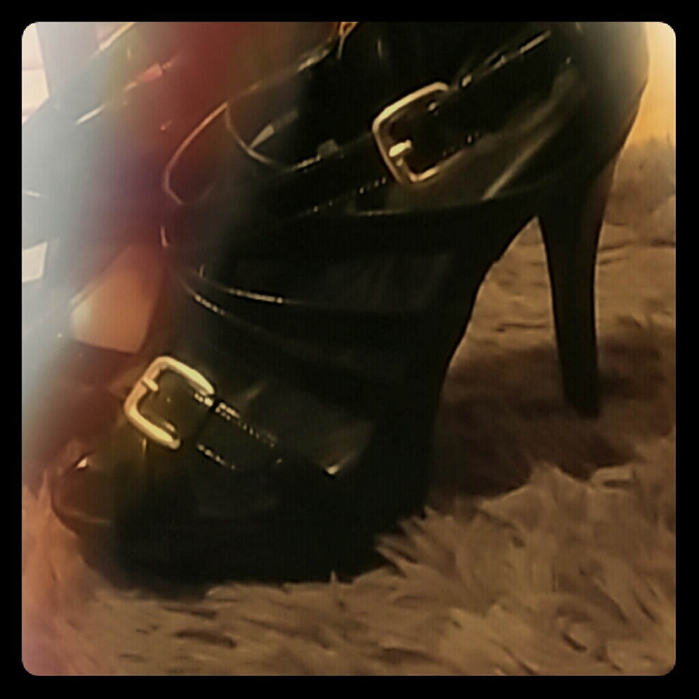 Selling because I don't wear them anymore.