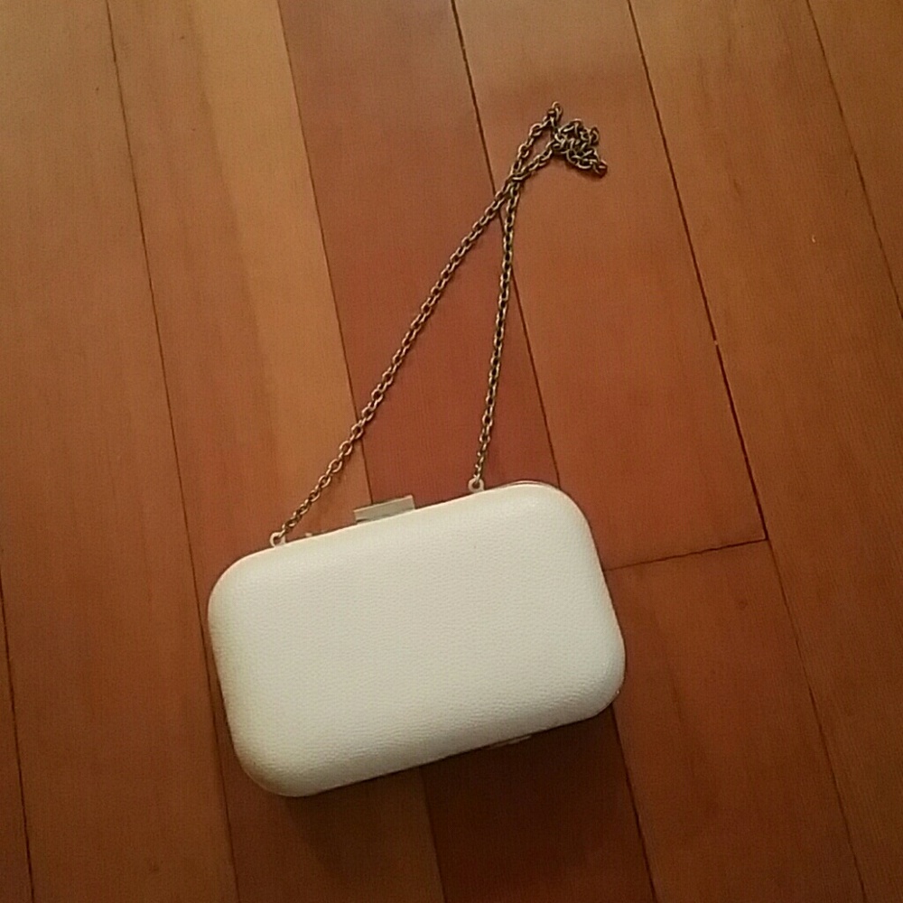 White fake-leather clutch