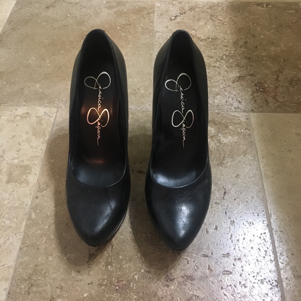 Black pumps