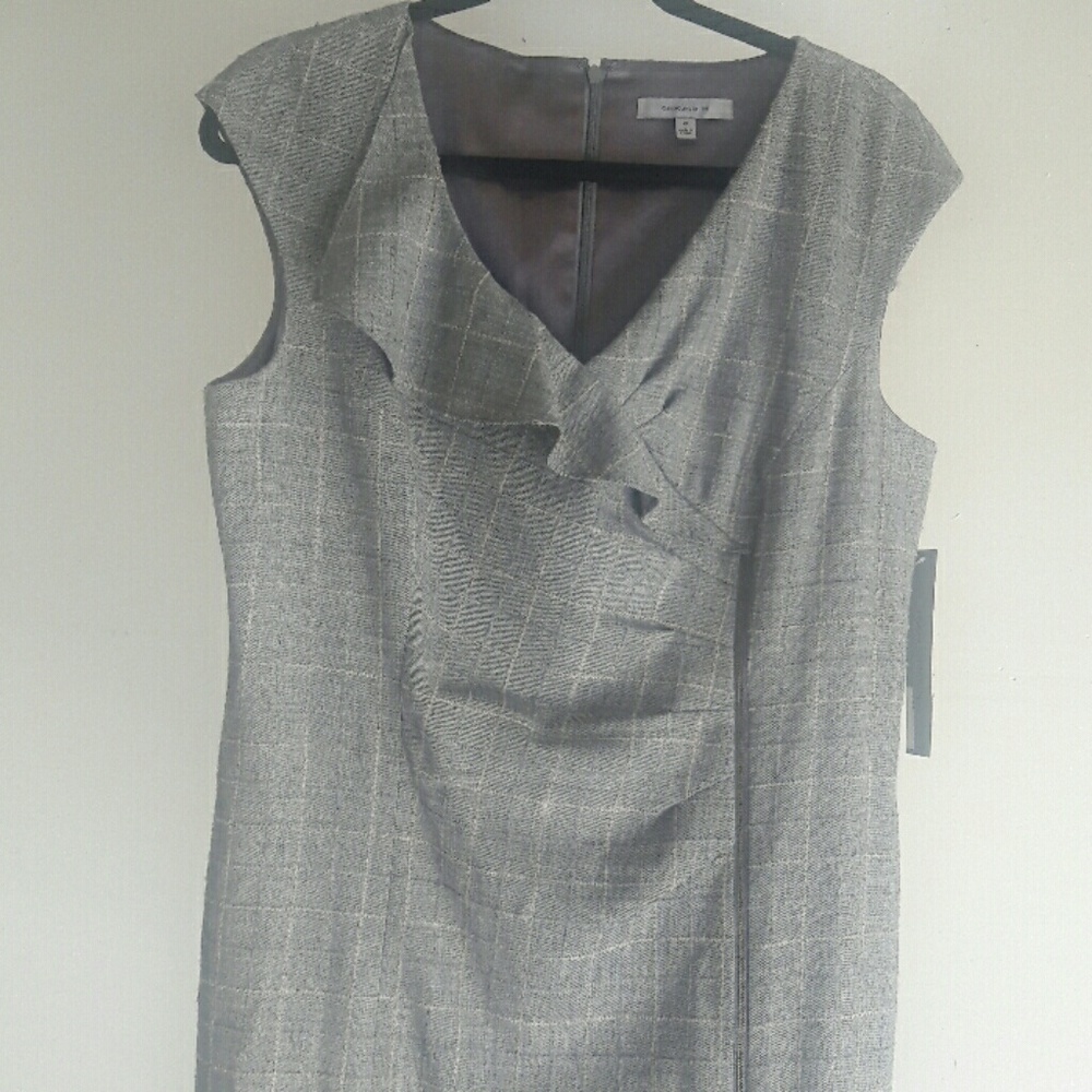 Sleeveless Grey knee length will dress