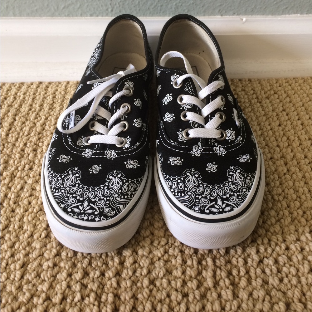 ADORABLE VANS black & white detailed