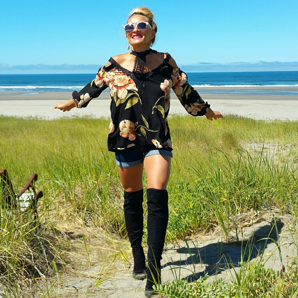 💋LAST 1💋'EMMA' Black floral choker top - Picture 2 of 4