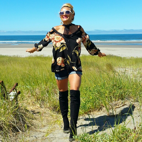 💋LAST 1💋'EMMA' Black floral choker top - Picture 2 of 4