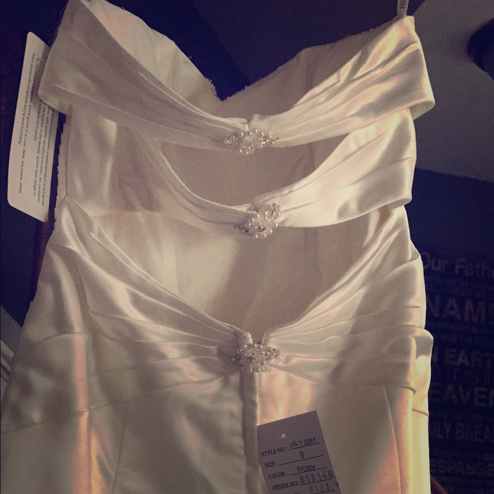 NWT Davids Bridal wedding gown 8