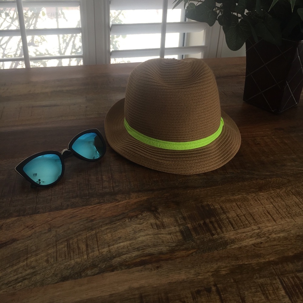 Beach hat with neon yellow band around it
