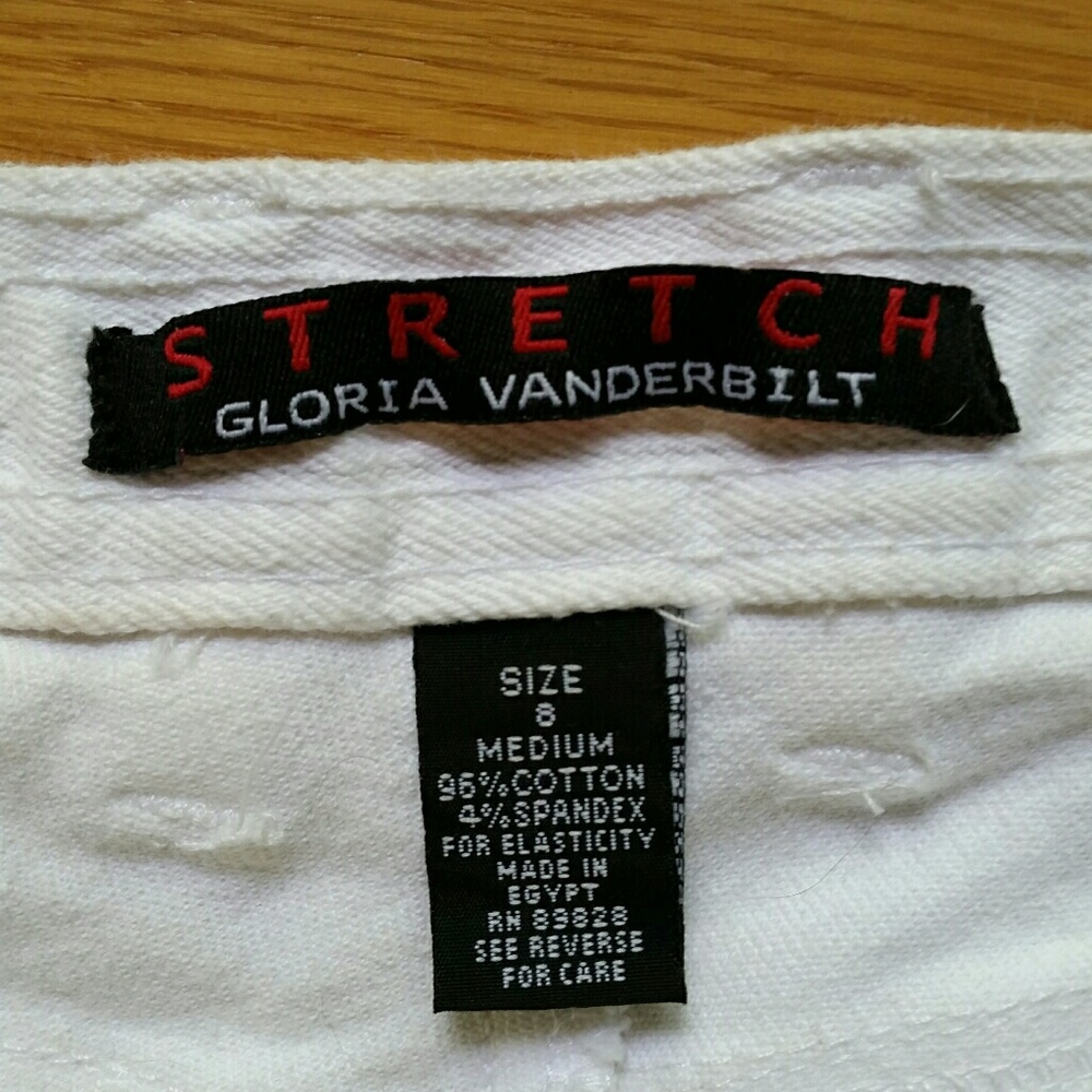Gloria Vanderbuilt, White stretch pants
