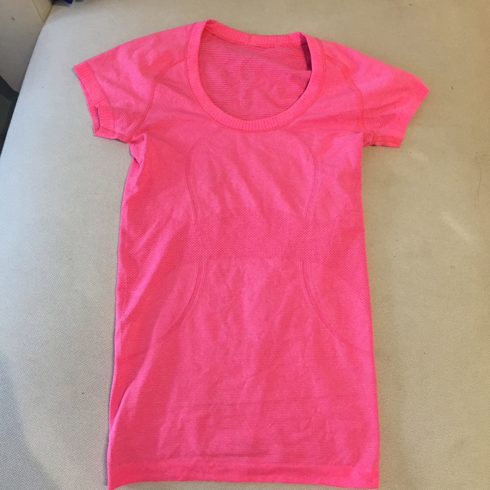 Lululemon Hot Pink run swiftly tee size 4