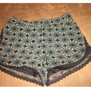 Patterned loose shorts