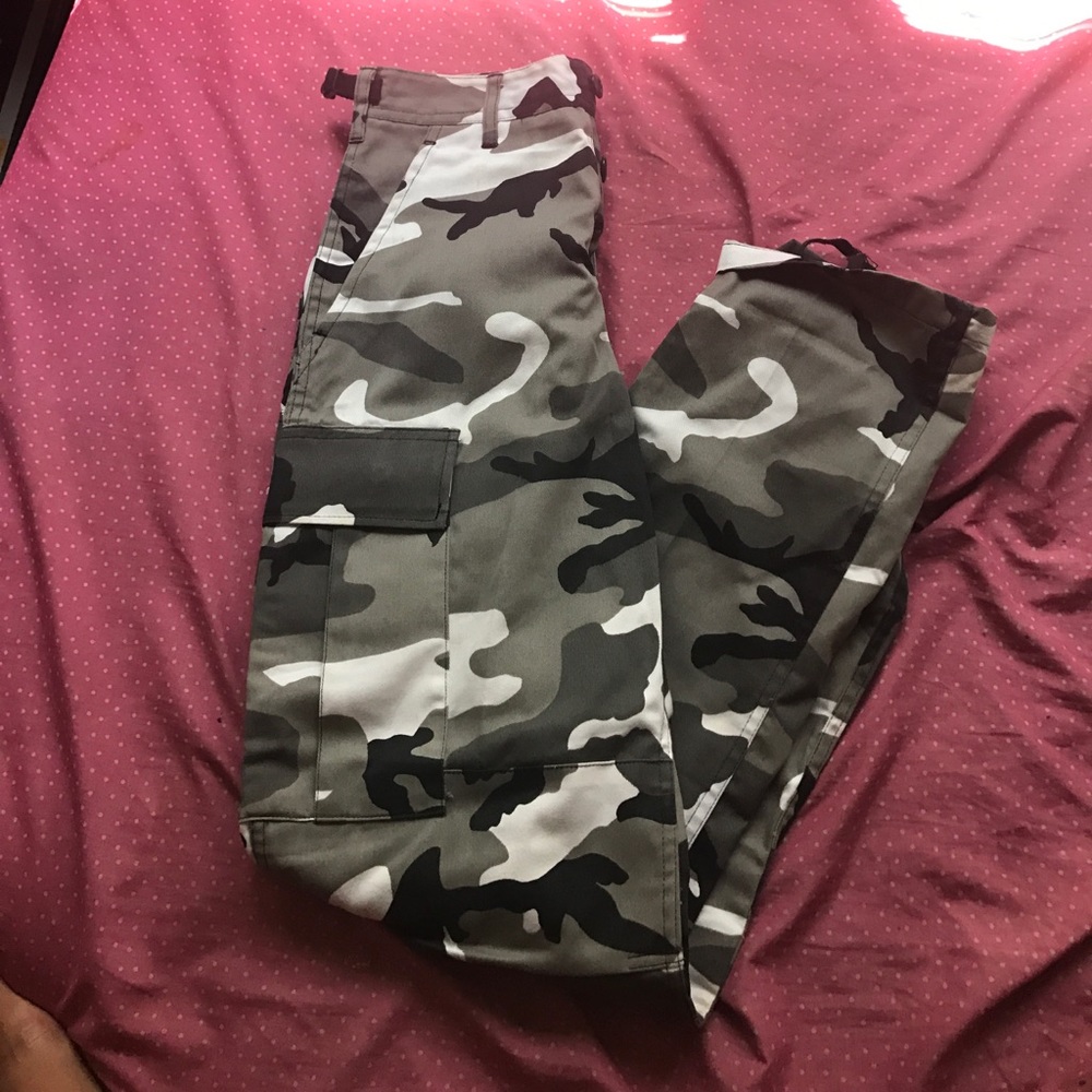 CARGO BLACK WHITE CAMO PANTS