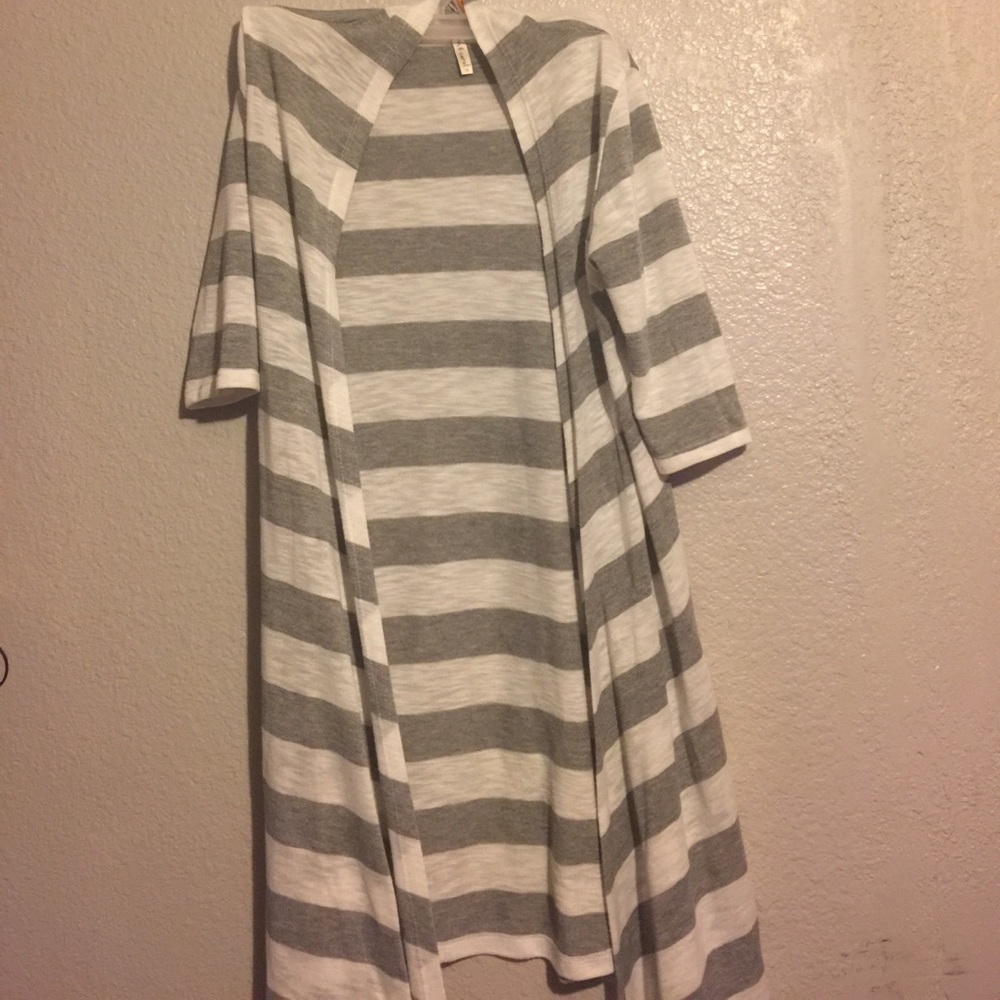 Gray and white stripped 3/4 sleeve duster. 🛍🐰