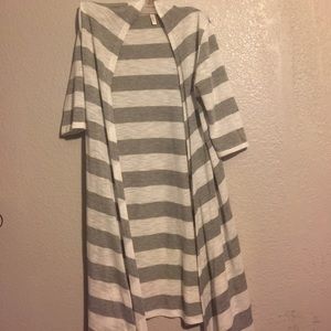 Gray and white stripped 3/4 sleeve duster. 🛍🐰