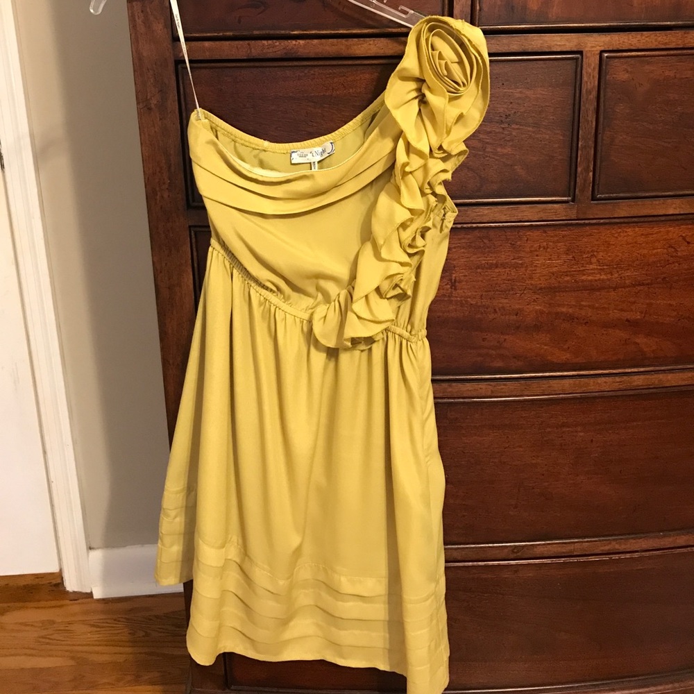 One strap dress with ruffle shoulder