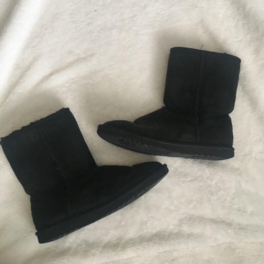 Black short UGG boots