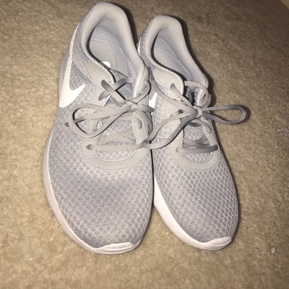 gray nike running shoes