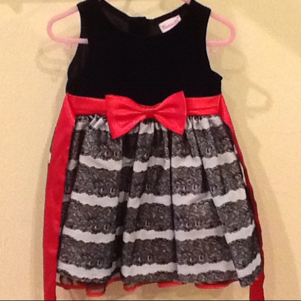 Beautiful dress with velvet details