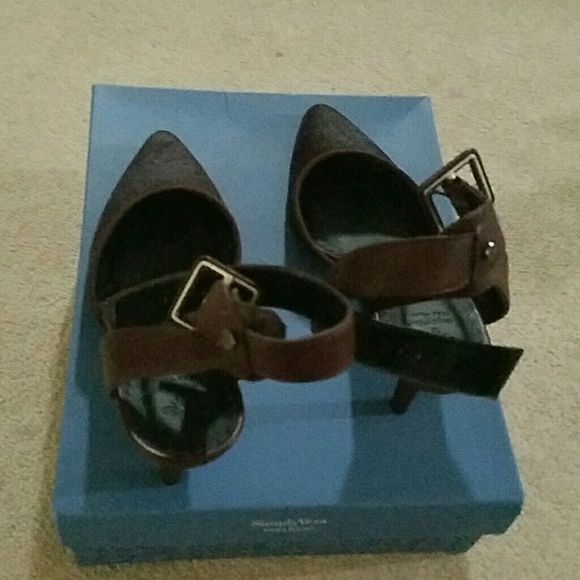 Never worn Vera wang, - Picture 2 of 3