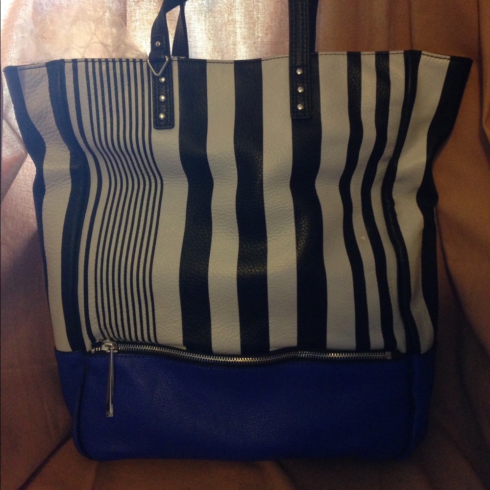 Kelsi Dagger tote bag .