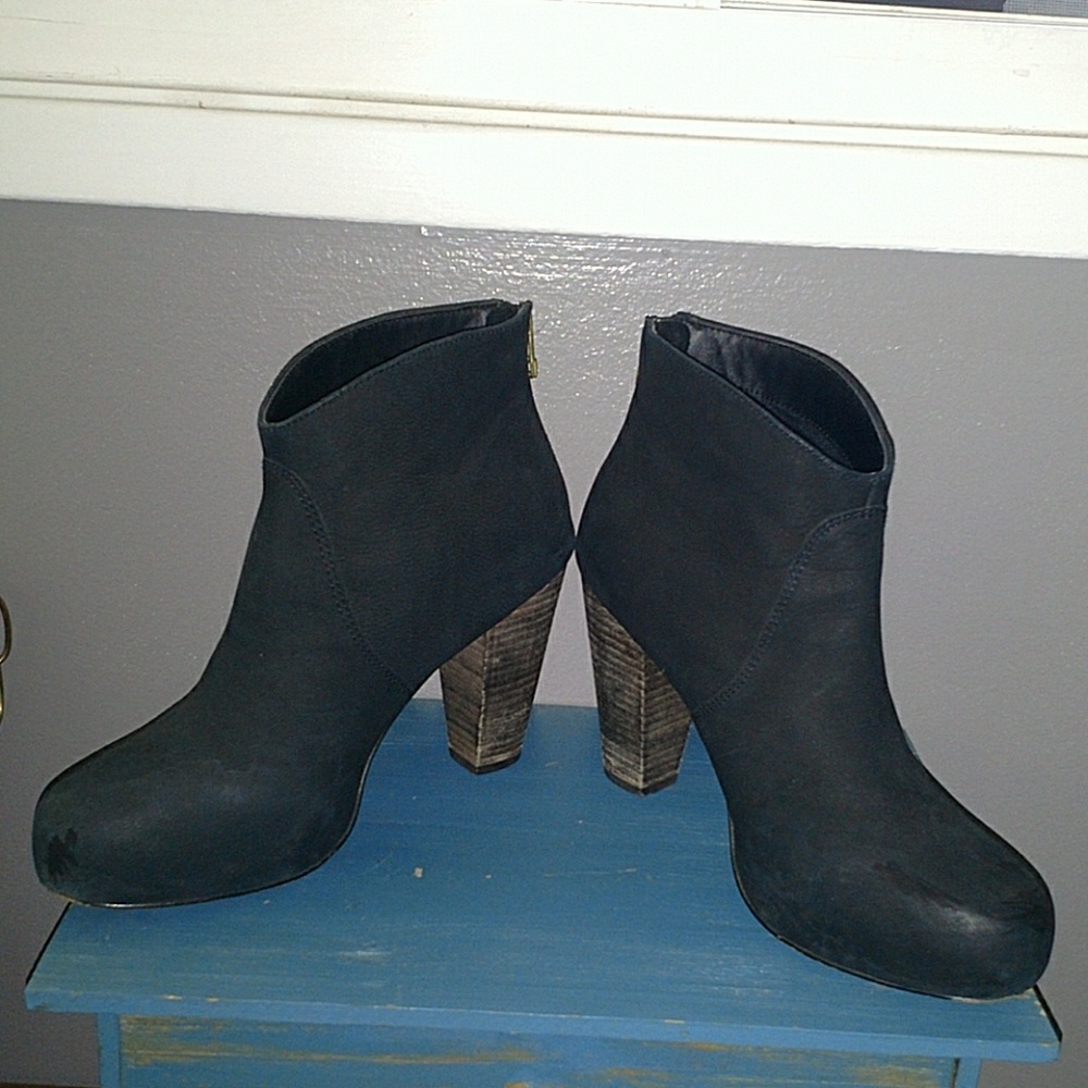 Steve Madden Black Suede booties gold zip