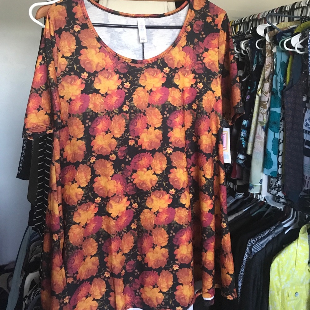 New with Tags Lularoe Perfect Tee size Small