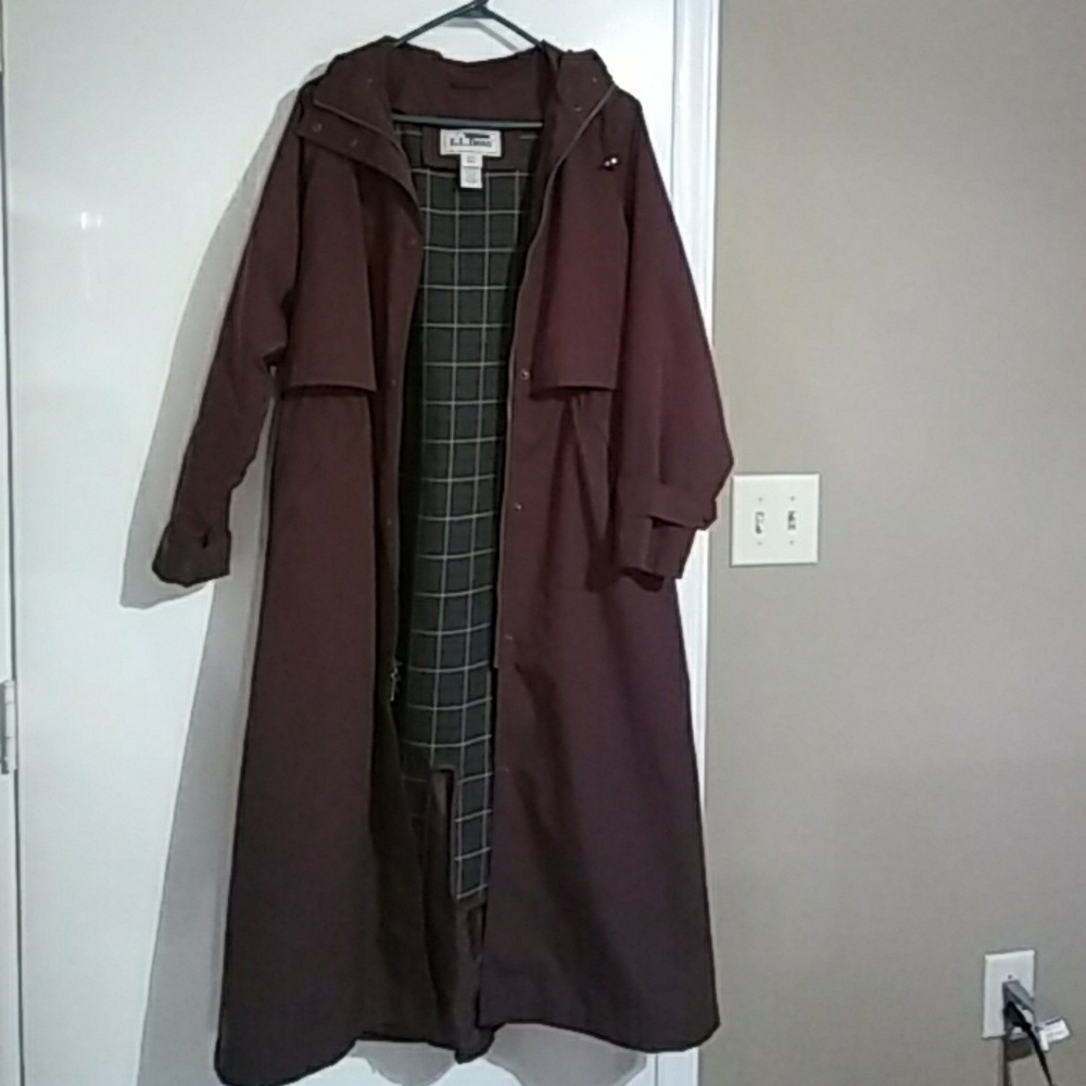L. L. Bean Woman's Burgundy Rain Coat with Hood