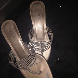 SILVER KITTY SANDALS KENNETH COLE