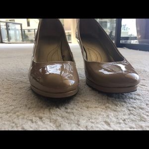 Tahari nude pumps
