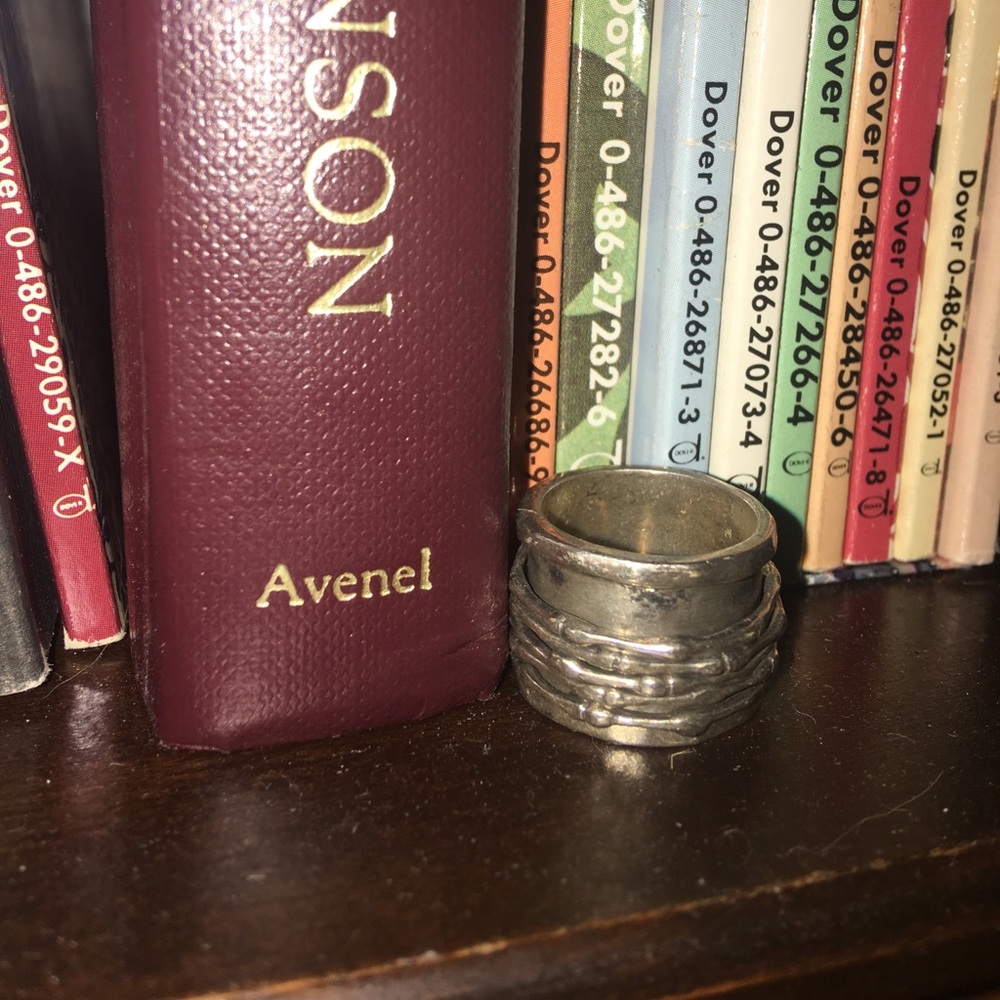 Silver band bracelet with shifting bands