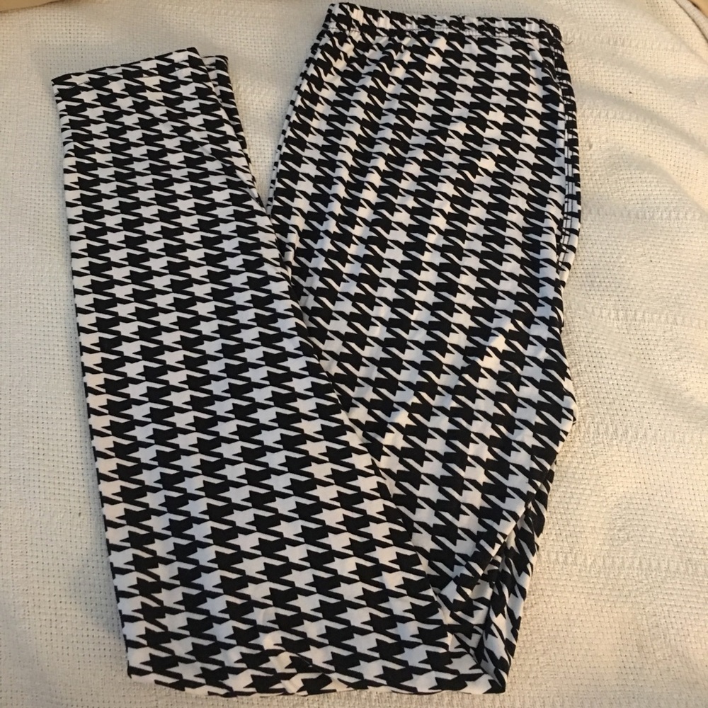 TC LuLaRoe leggings in black and white