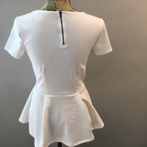 Very flattering white top - Picture 3 of 3