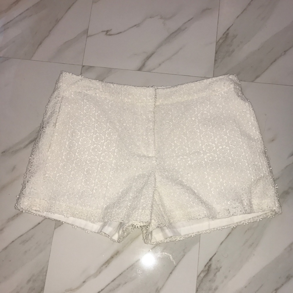 ⭐️✨EMBROIDERED WHITE SHORTS✨⭐️