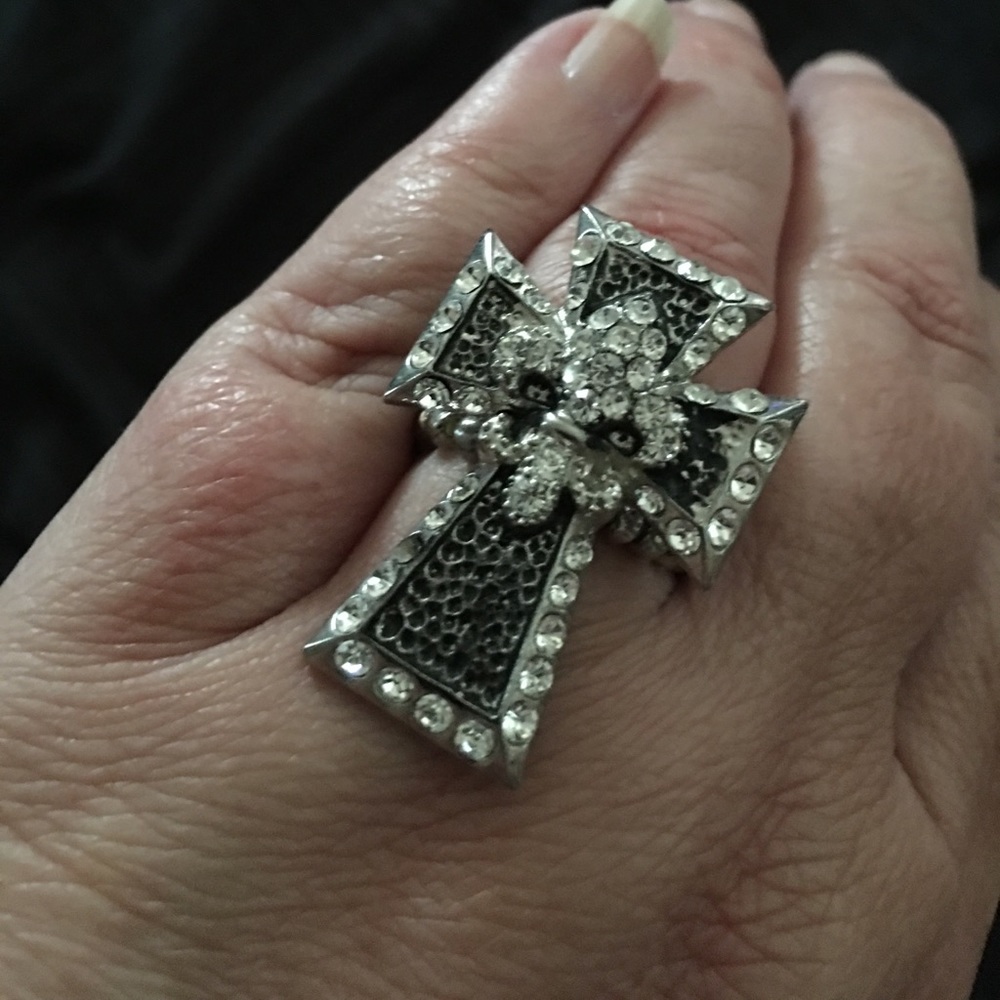 ⬇️JUST REDUCED⬇️ Cross stretchy ring