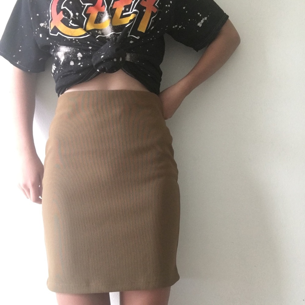 ✨SALE✨NWOT F21 MIDI SKIRT