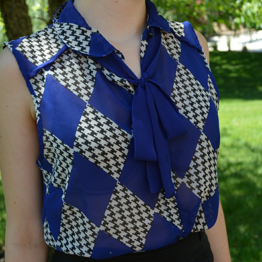 🎉 HP 🎊NWOT Blue and White Patterned Top