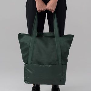 Lululemon hot mesh tote