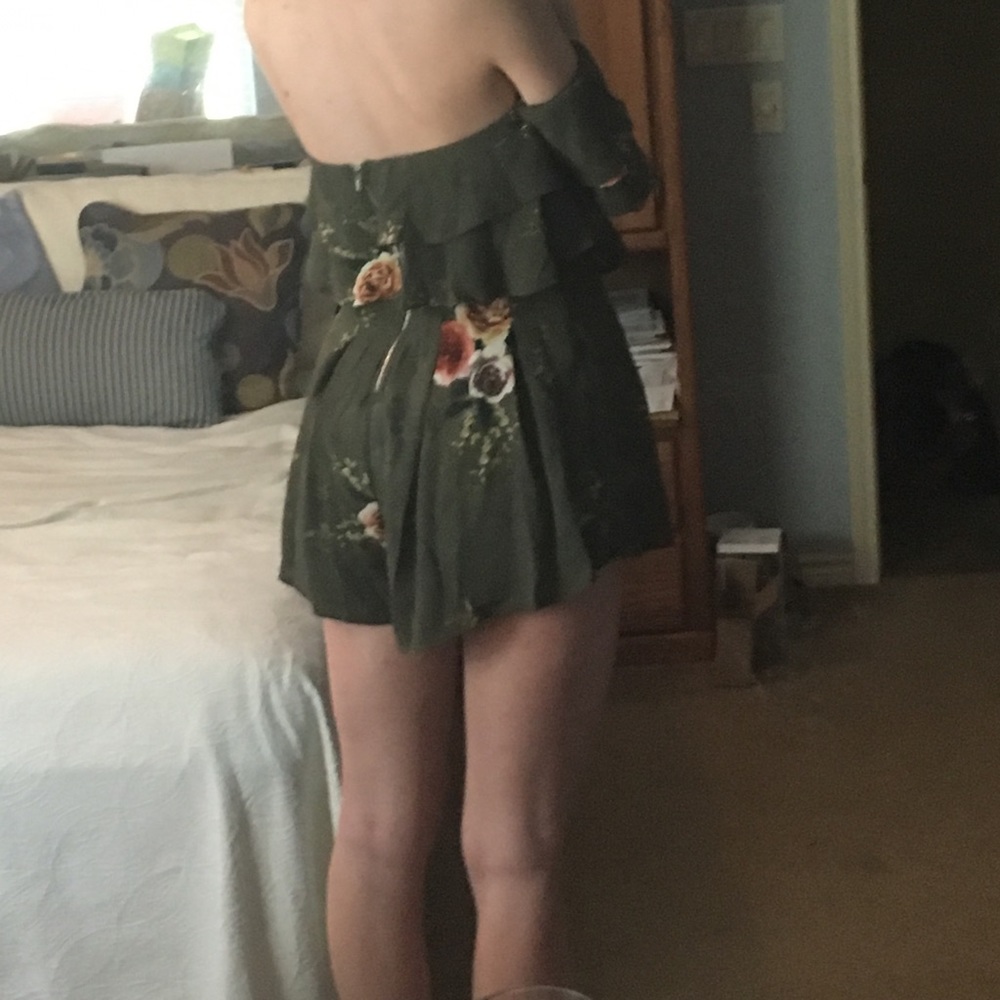 🌹Adorable green floral off the shoulder Romper - Picture 5 of 5
