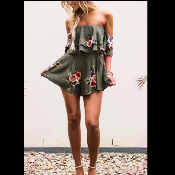 🌹Adorable green floral off the shoulder Romper - Picture 3 of 5