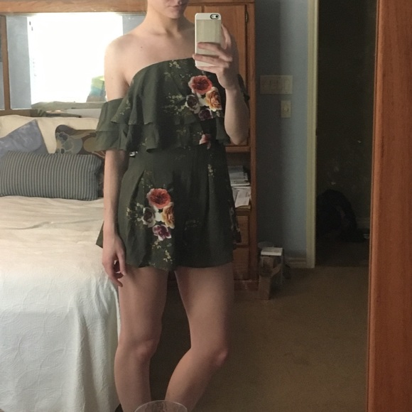 🌹Adorable green floral off the shoulder Romper - Picture 4 of 5