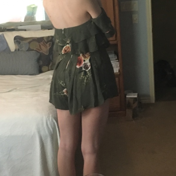 🌹Adorable green floral off the shoulder Romper - Picture 5 of 5