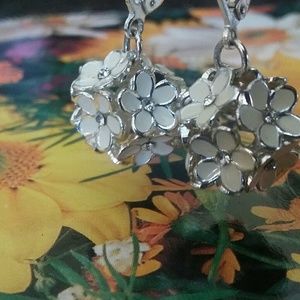 Vintage daisy drop earrings