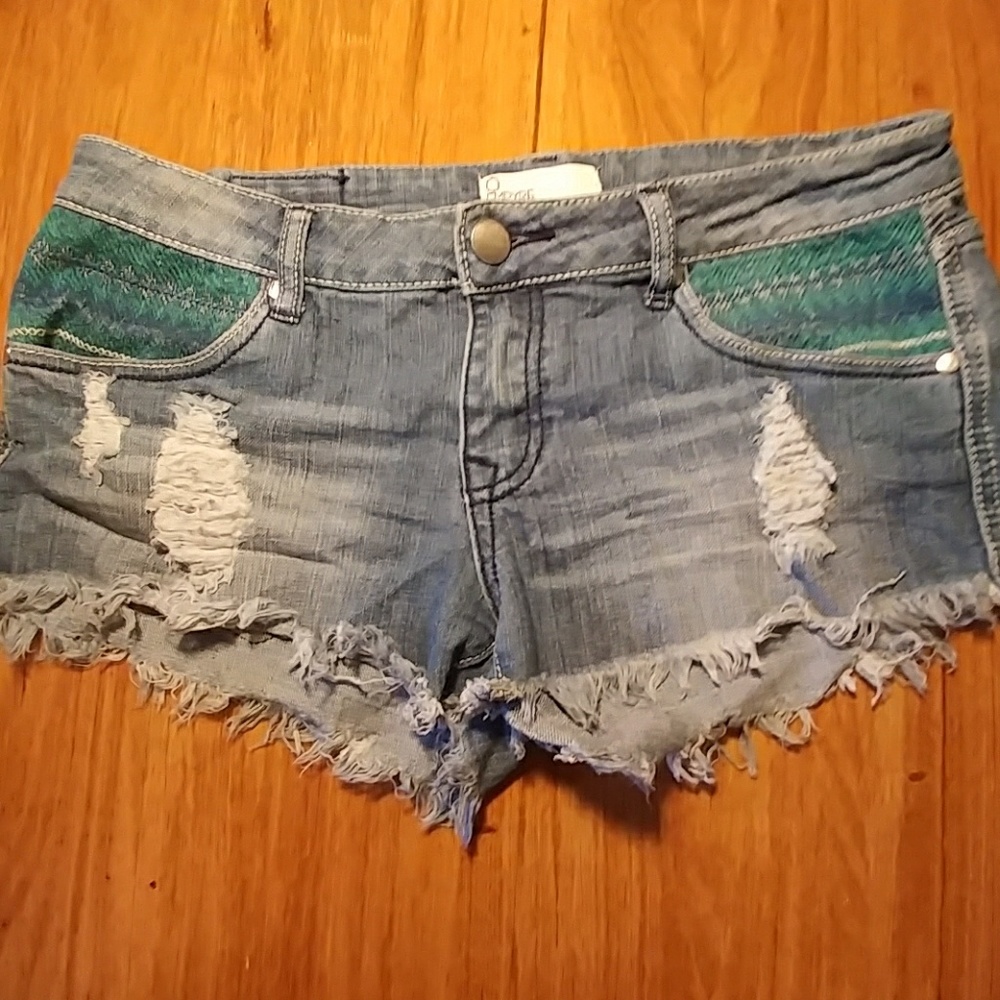 Jean short w/ embroidered pocket details