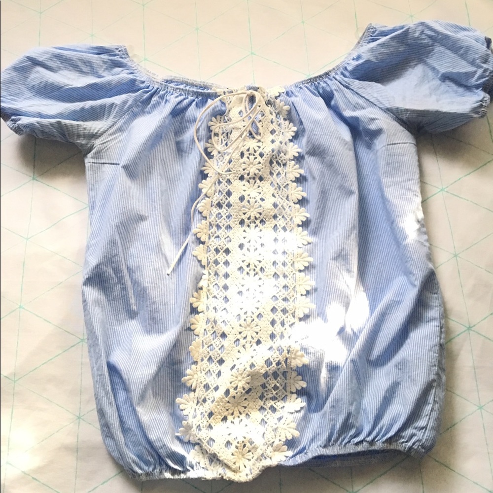 Beautiful off the shoulders shirt made inColombia
